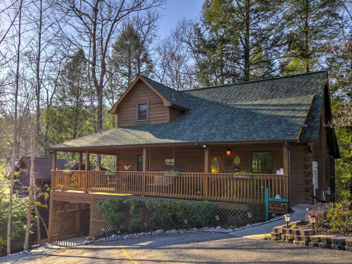 Cozy Nest Gatlinburg Cabin With Porch And Jacuzzi! Villa Bagian luar foto
