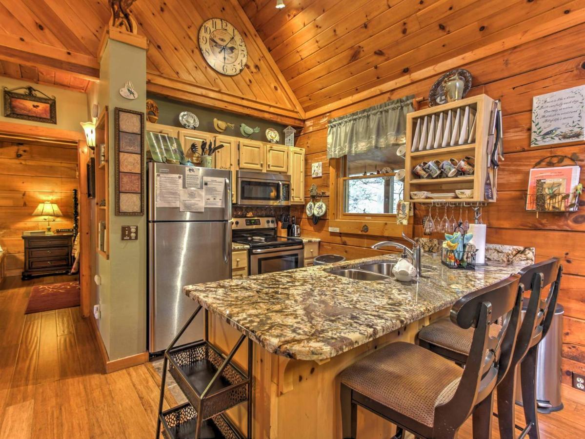 Cozy Nest Gatlinburg Cabin With Porch And Jacuzzi! Villa Bagian luar foto