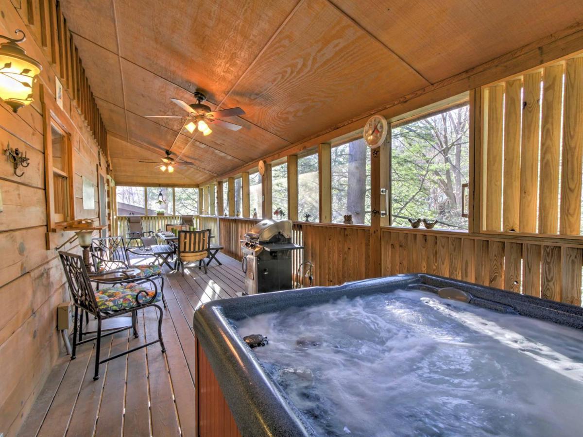 Cozy Nest Gatlinburg Cabin With Porch And Jacuzzi! Villa Bagian luar foto