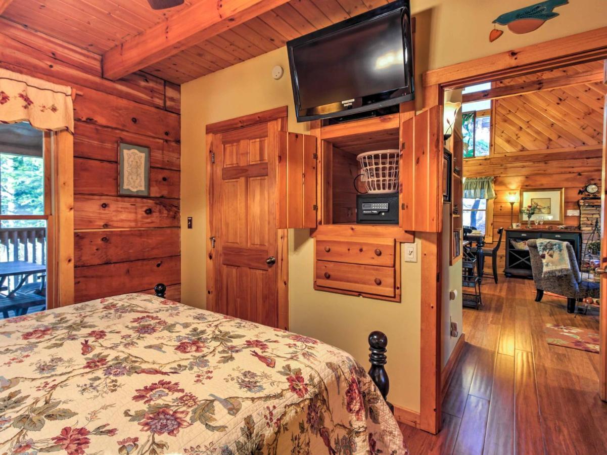 Cozy Nest Gatlinburg Cabin With Porch And Jacuzzi! Villa Bagian luar foto