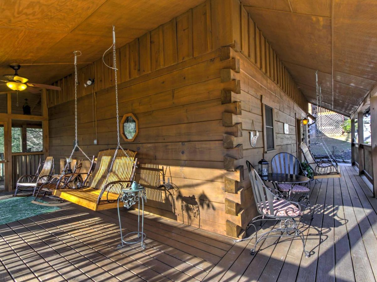 Cozy Nest Gatlinburg Cabin With Porch And Jacuzzi! Villa Bagian luar foto